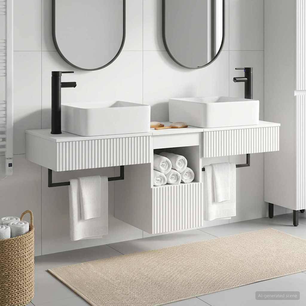 Modernes Badezimmermöbel mit zwei rechteckigen Waschbecken, schwarzen Armaturen, ovalen Spiegeln, offener Handtuchtablage und einem beigen Teppich auf dem Boden.
