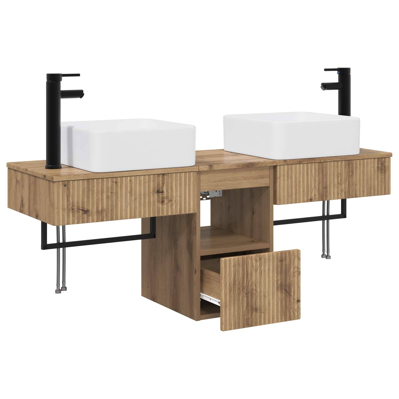 Holzwaschtisch mit zwei Aufsatzwaschbecken, schwarzen Armaturen, zentralem offenem Regal und einer unteren Schublade auf weißem Hintergrund.