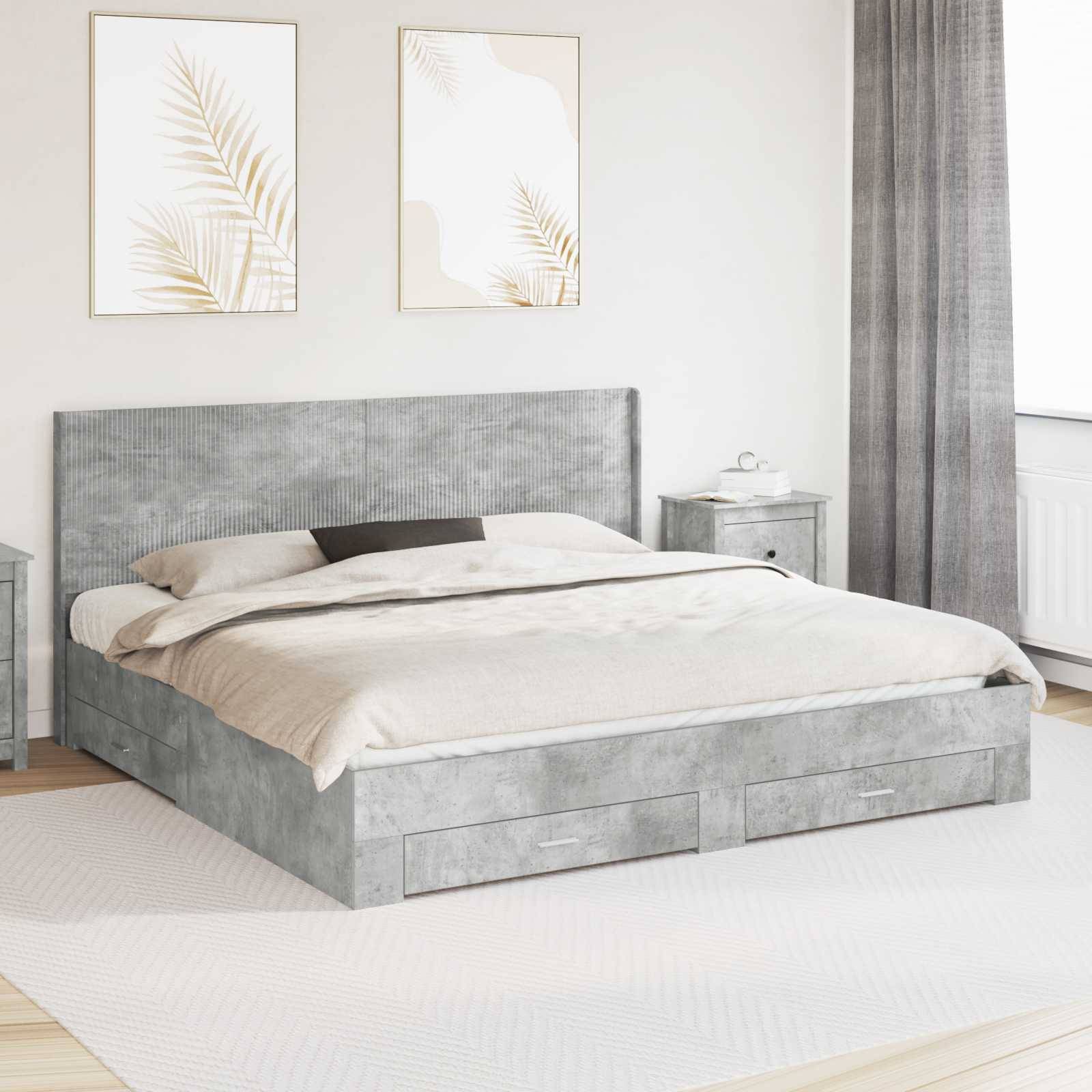 Modernes Schlafzimmer mit einem grau gepolsterten Bett, heller Bettwäsche, zwei gerahmten Blattdrucken über dem Kopfteil und passenden Nachttischen neben einem Fenster mit Vorhängen.
