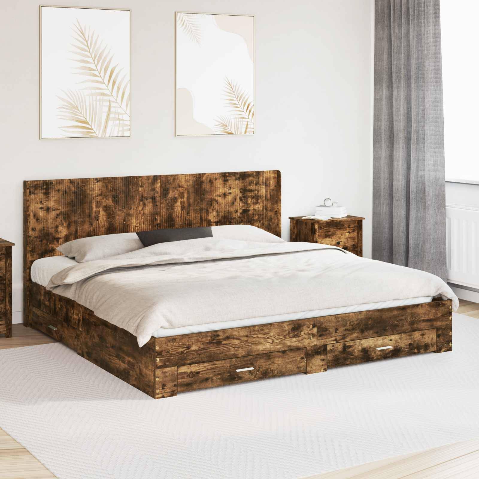 Modernes Schlafzimmer mit einem rustikalen Holzbett mit integrierten Schubladen, weißer Bettwäsche, passenden Nachttischen und gerahmten Blattmotiven über dem Kopfende.