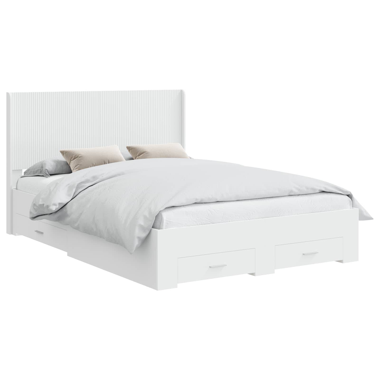 Weiches gepolstertes Bett mit hohem geripptem Kopfteil, grauen und beigen Kissen und eingebauten Schubladen am Fußende.
