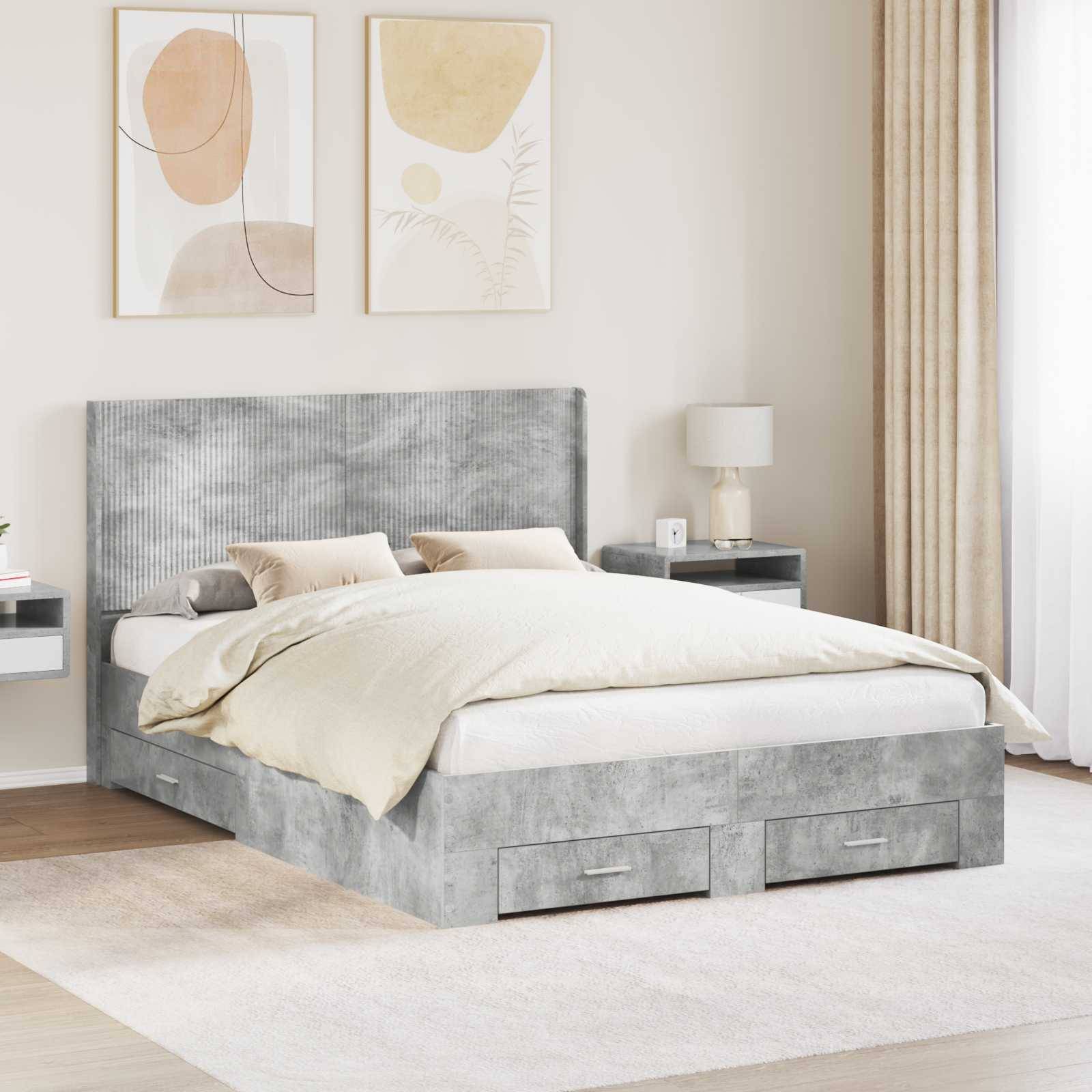 Modernes Schlafzimmer mit grauem Polsterbett, beigem Bettzubehör, Nachttischen, Lampe, Wandkunst und raumhohen Vorhängen.