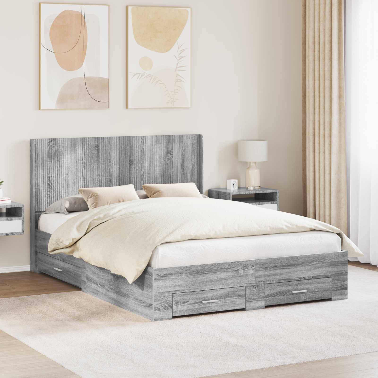 Modernes Grauholzbett mit Schubladen, cremefarbene Bettwäsche und minimalistische Kunstwerke in einem hellen Schlafzimmer mit Nachttischen und Vorhängen.