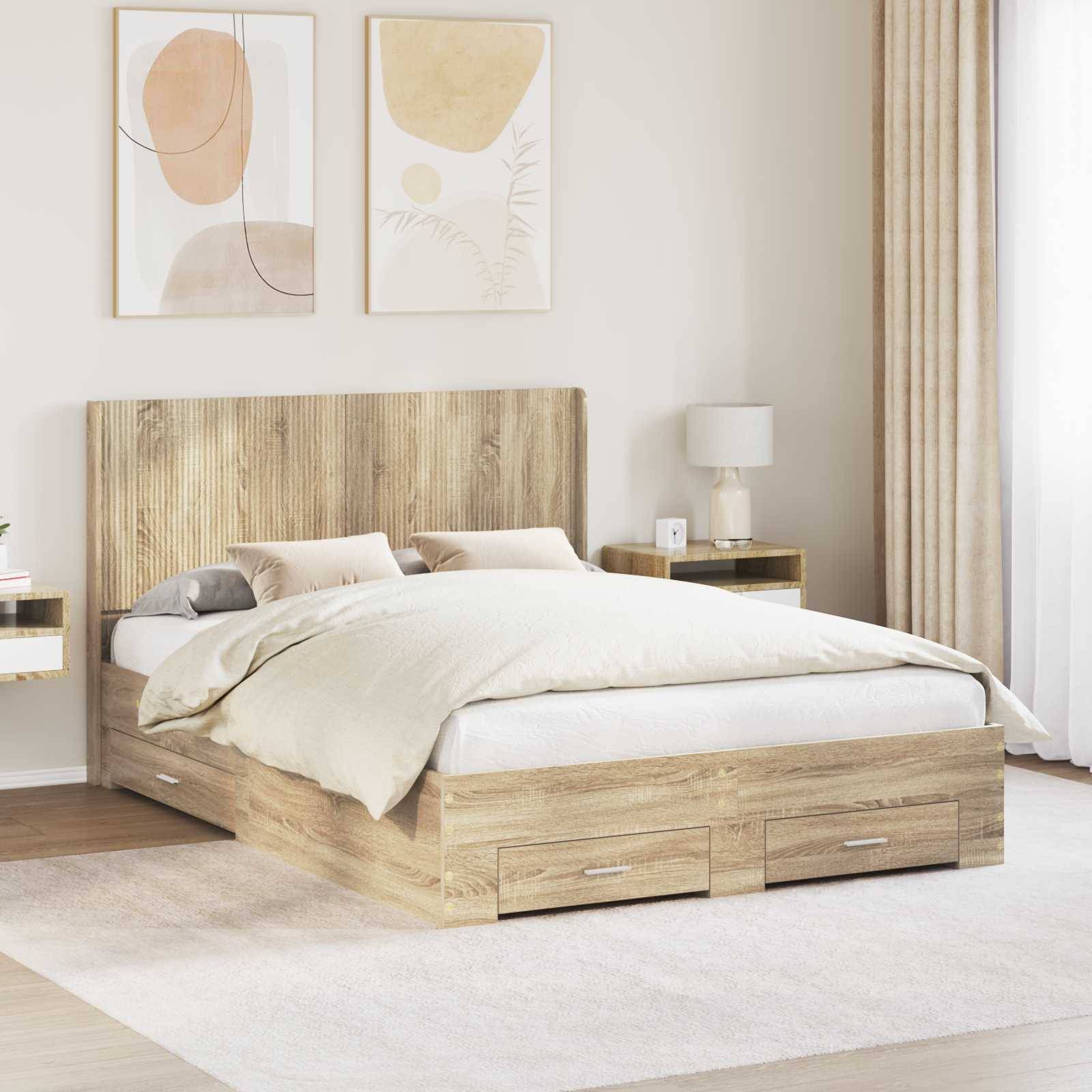 Modernes Schlafzimmer mit einem Plattformbett aus hellem Holz, beigefarbener Bettwäsche, passenden Nachttischen und Lampe, Wandkunst in Rahmen und bodenlangen Vorhängen.
