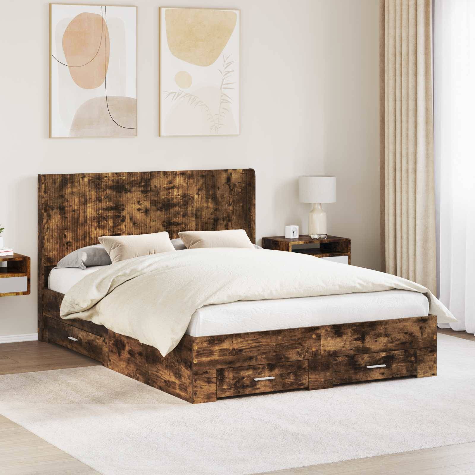 Schlafzimmer mit rustikalem Holz-Plattformbett, cremefarbener Bettwäsche, Nachttischlampe, abstrakter Wandkunst und leichten Vorhängen in einem minimalistischen Interieur.