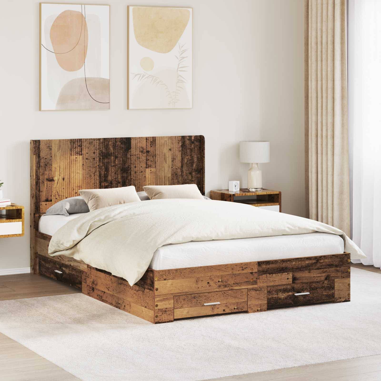 Ein rustikales Holzbett mit cremefarbener Bettwäsche in einem hellen, minimalistischen Schlafzimmer, mit zwei abstrakten Wanddrucken, einer Nachttischlampe und bodenlangen Vorhängen.