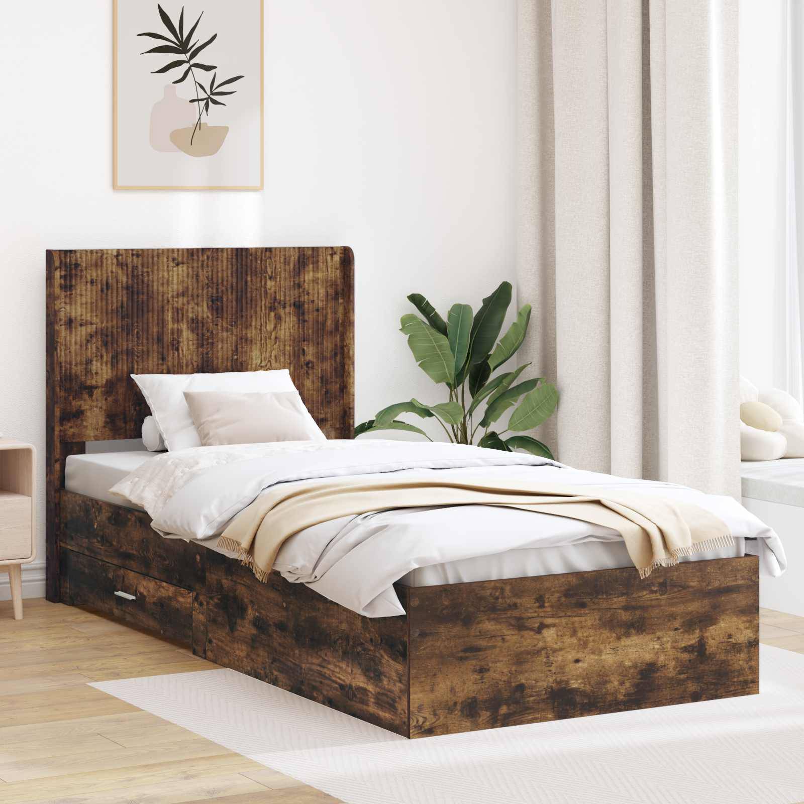Holzbett mit rustikalem braunem Finish in einem hellen minimalistischen Schlafzimmer, ausgestattet mit weißer Bettwäsche, einer Pflanze und Wandkunst in der Nähe.