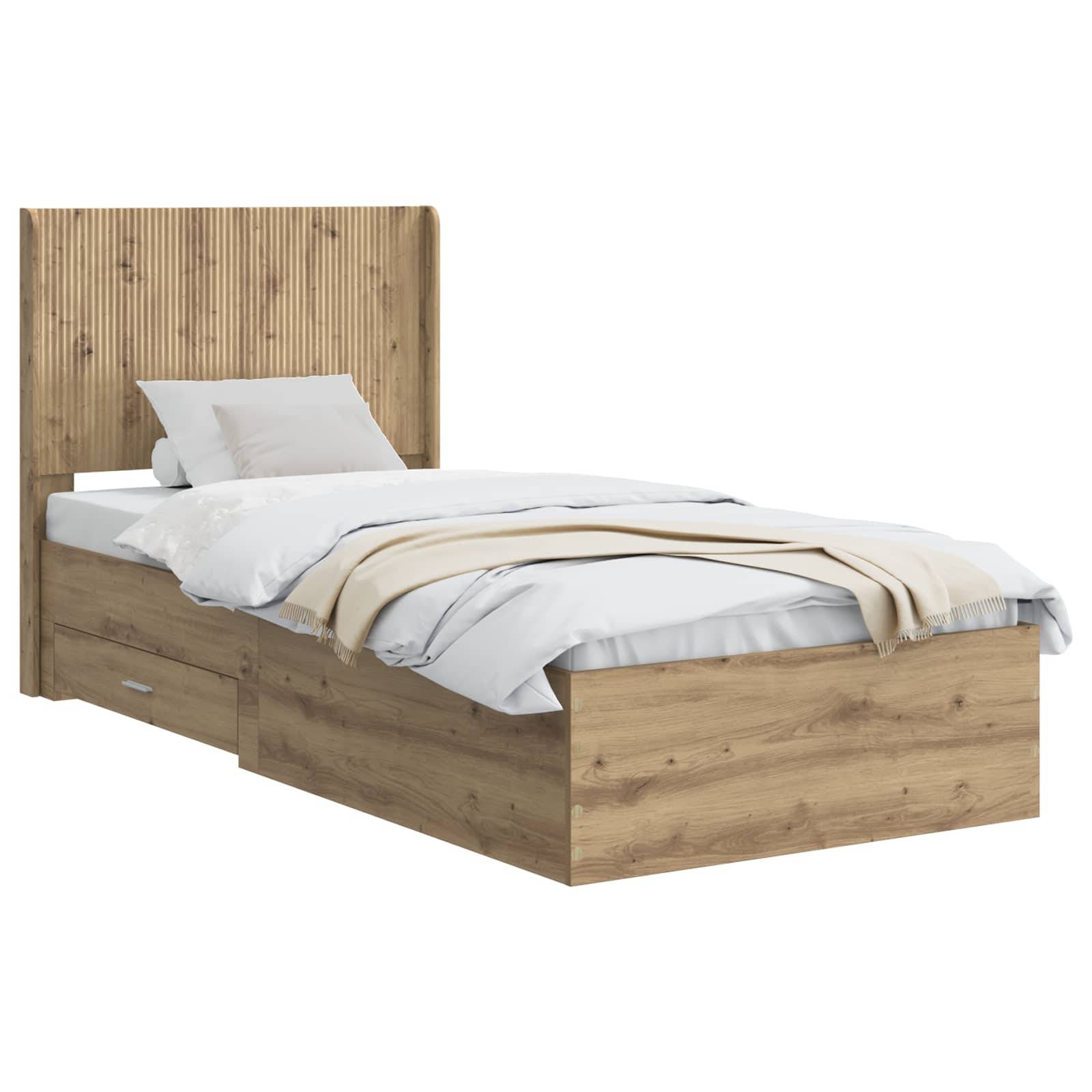 Holzbett mit einzelner Liegefläche, Kopfteil mit Lamellen, weiße Bettwäsche und eine gefaltete beige Wurfdecke auf einfachem weißem Hintergrund.