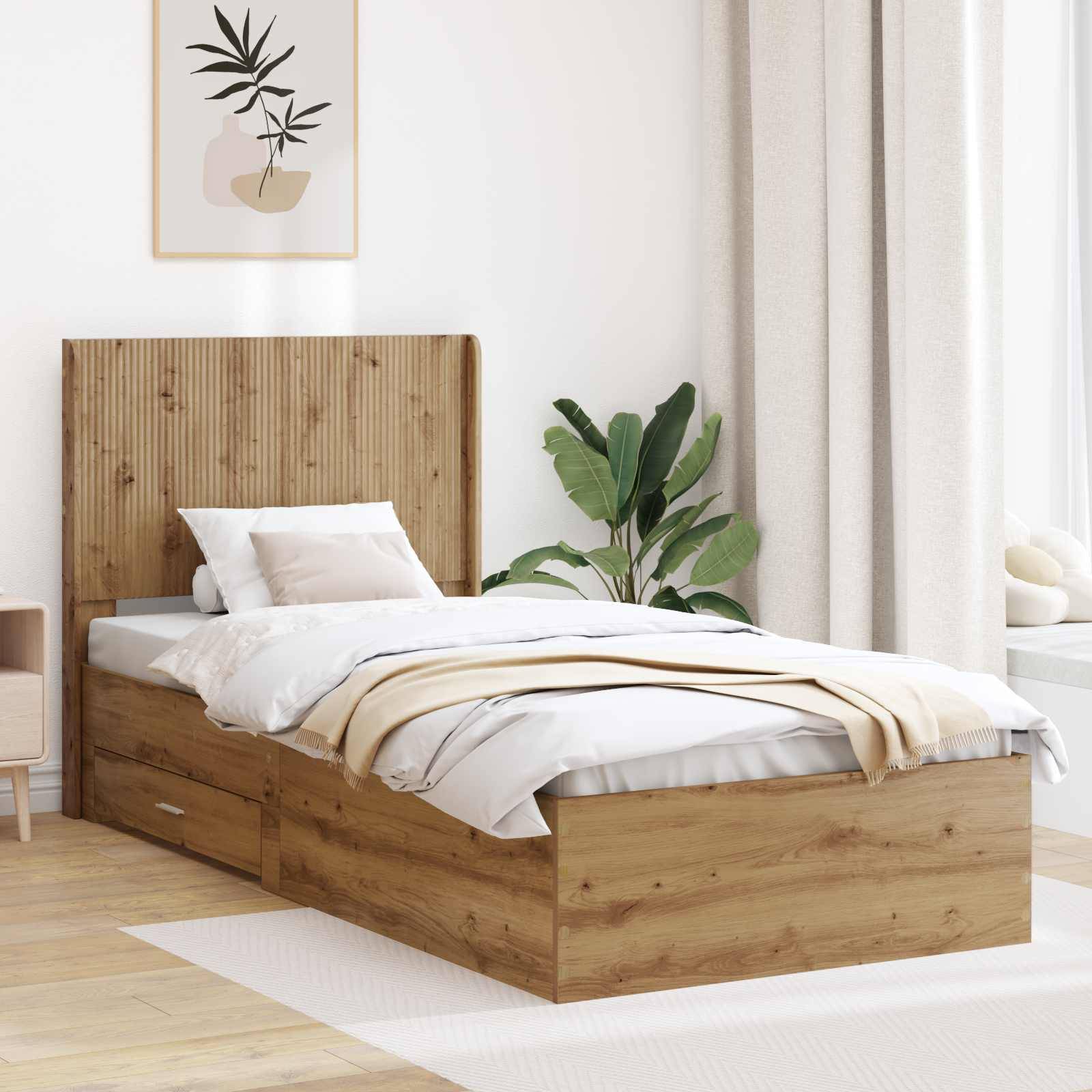 Holzbett mit weißer Bettwäsche und Kissen in einem hellen, minimalistischen Schlafzimmer mit einer Pflanze, gerahmter Kunst und Vorhängen.