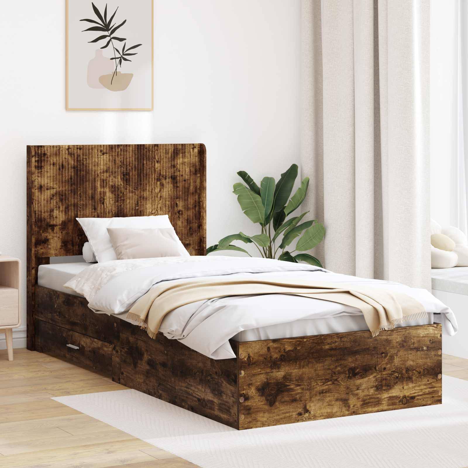 Rustikales Holzbettgestell mit Kopfteil in einem hellen Schlafzimmer, ausgestattet mit weißer Bettwäsche und einer beigen Decke, mit einer Pflanze und Wandkunst in der Nähe.
