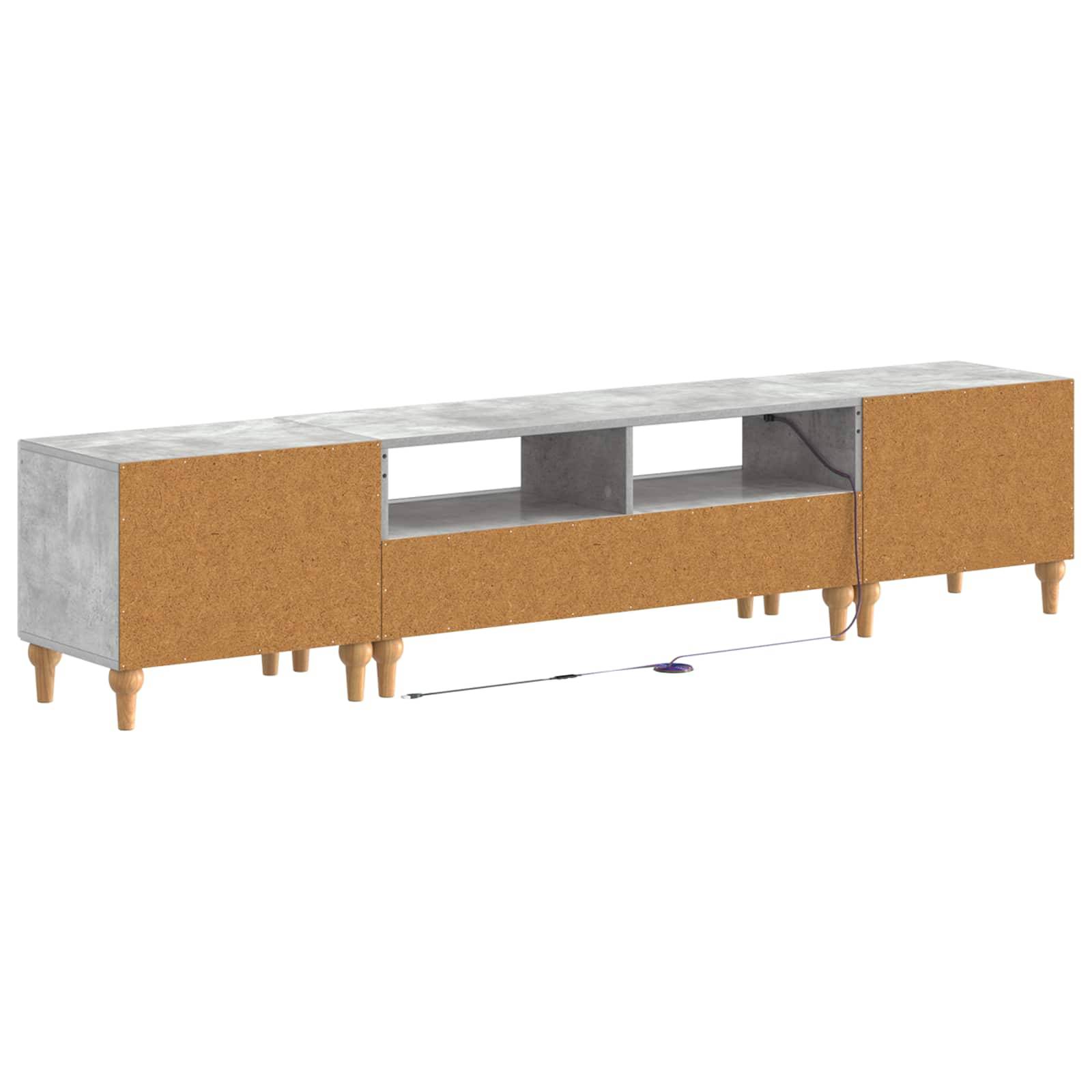 Modernes niedriges Sideboard mit Holzfurnier und grauer betonähnlicher Arbeitsplatte, zwei geschlossene Schrankbereiche, offene mittlere Regale und konisch zulaufende Beine auf weißem Hintergrund
