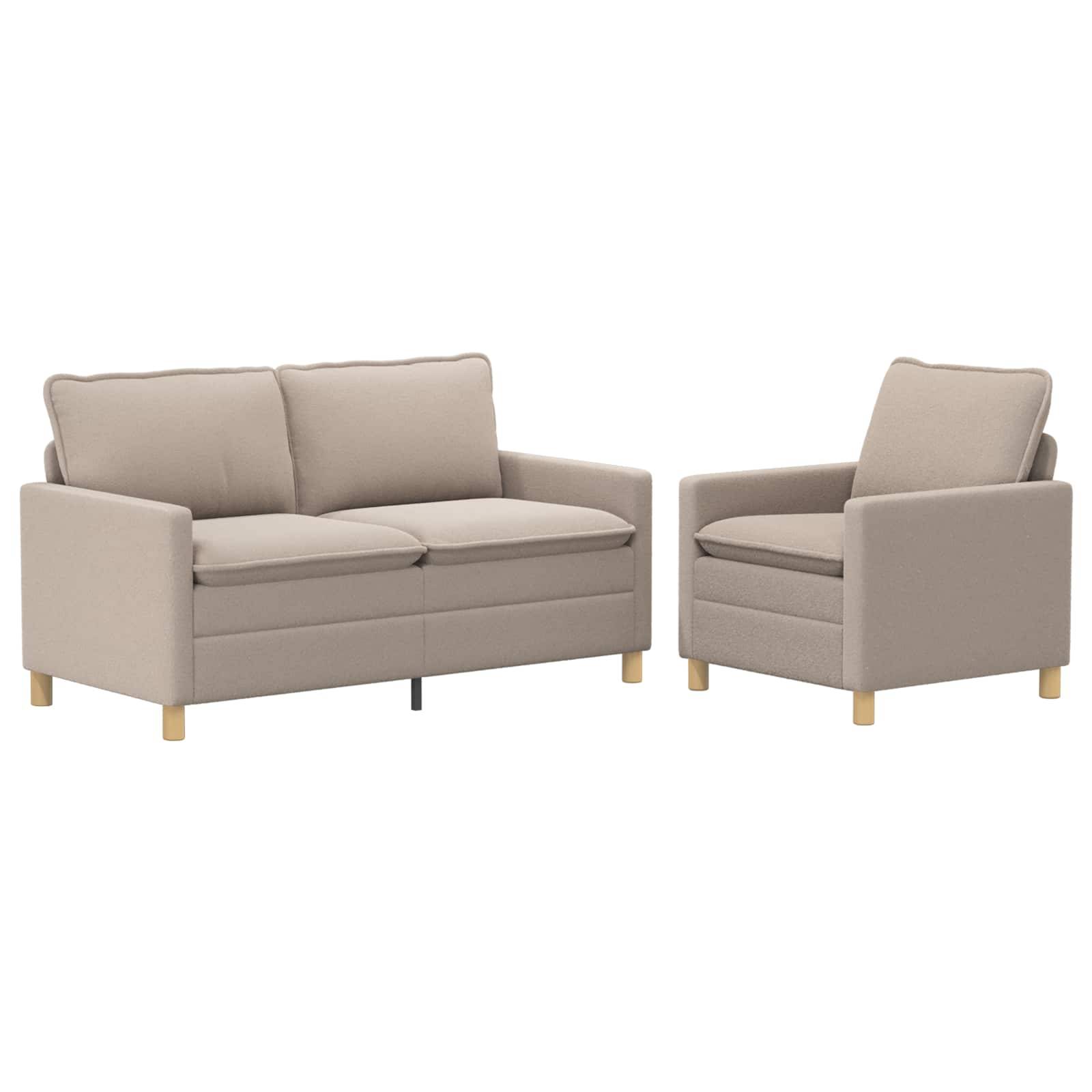 Beige gepolstertes Sofa und passender Sessel auf weißem Hintergrund, zeigt ein modernes Wohnzimmermöbel-Set.