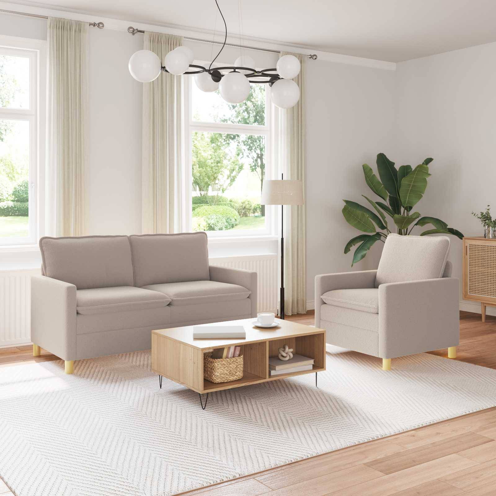Helles modernes Wohnzimmer mit beigem Sofa, Sessel, Couchtisch, großem Teppich, Stehleuchte und Pflanzen an sonnigen Fenstern.