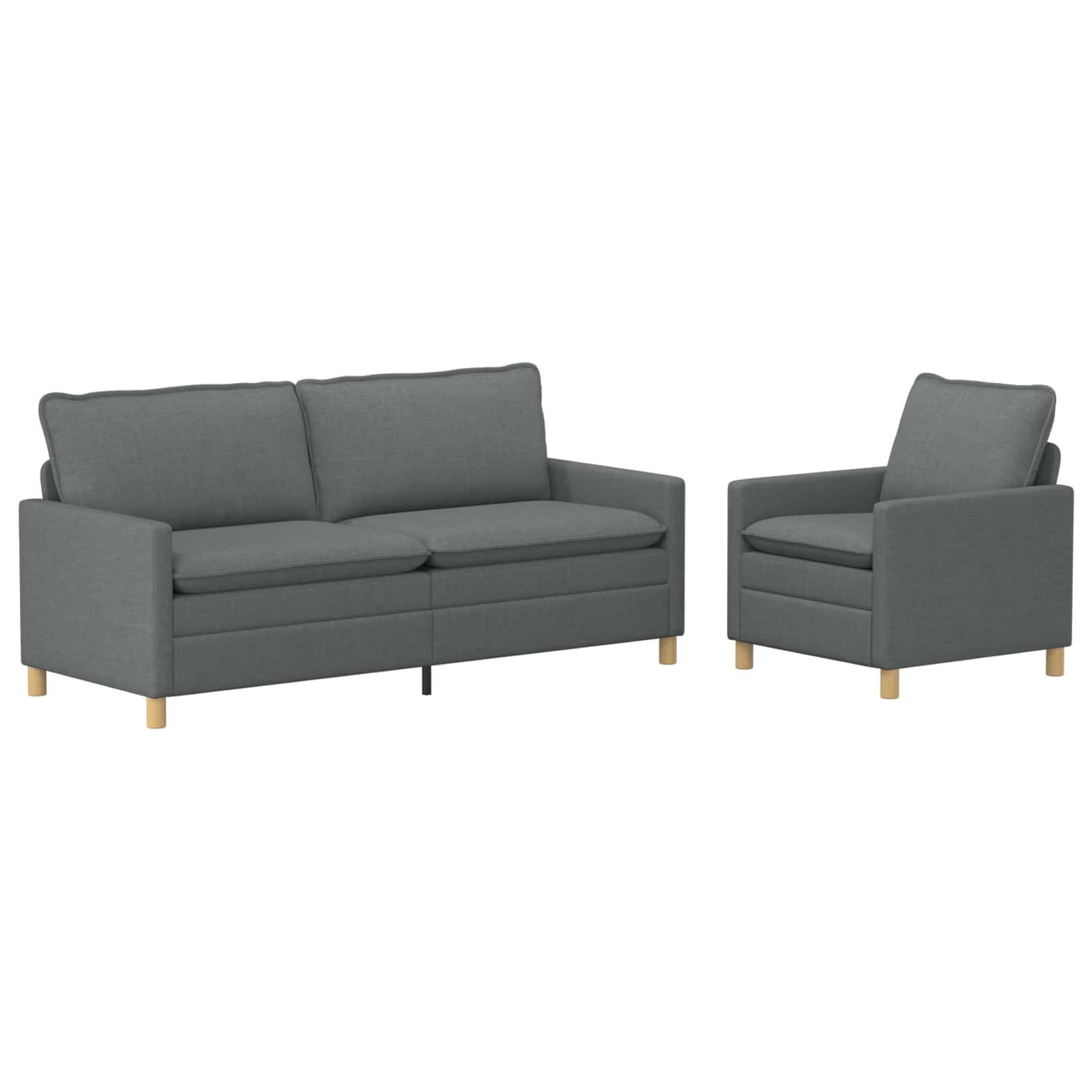 Grau gepolstertes Sofa und passender Sessel mit Holzbeinen auf weißem Hintergrund.