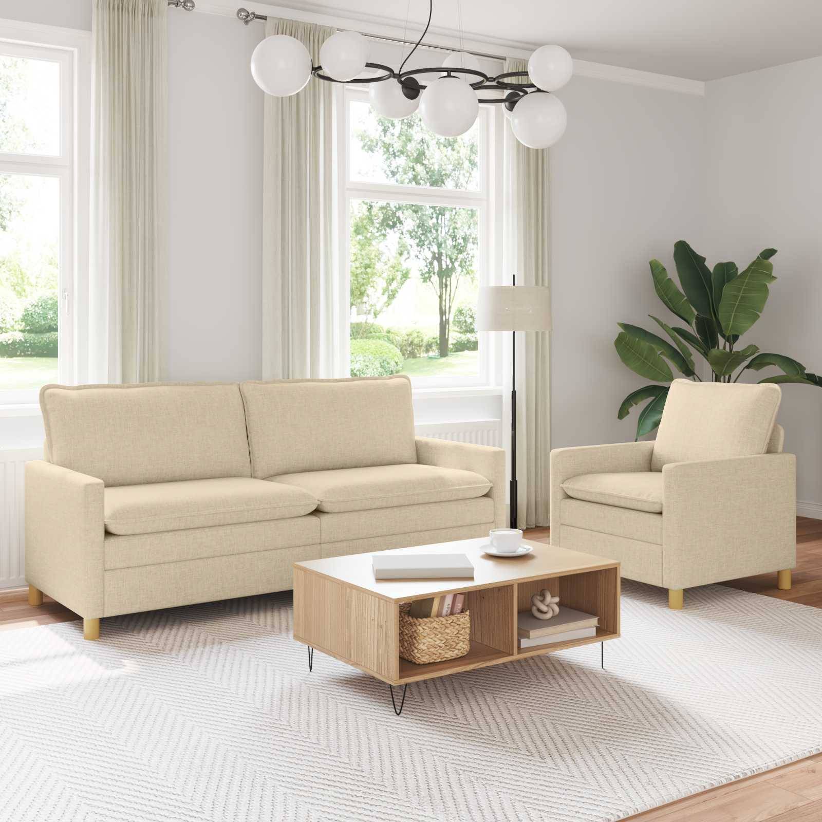 Helles modernes Wohnzimmer mit beigem Sofa und Sessel, Holz-Couchtisch, große Fenster, Stehlampe, Pflanze und gemustertem Teppich.