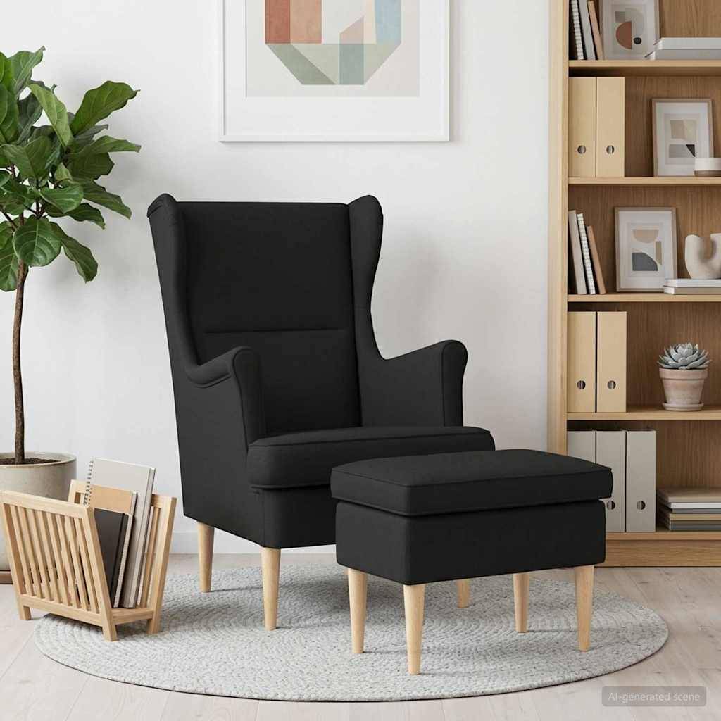 Schwarzer Wingback-Sessel mit passendem Fußhocker auf einem runden Teppich in einem modernen Wohnzimmer mit Bücherregal und Topfpflanze.