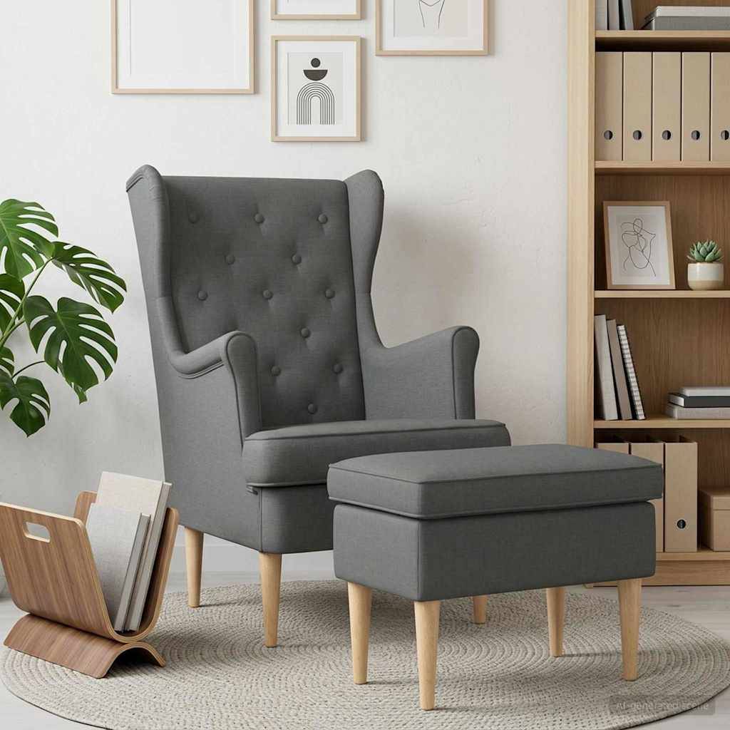 Grauer gepolsterter Ohrensessel mit passendem Hocker in einem modernen Wohnzimmer, neben einem Bücherregal und einer Pflanze.