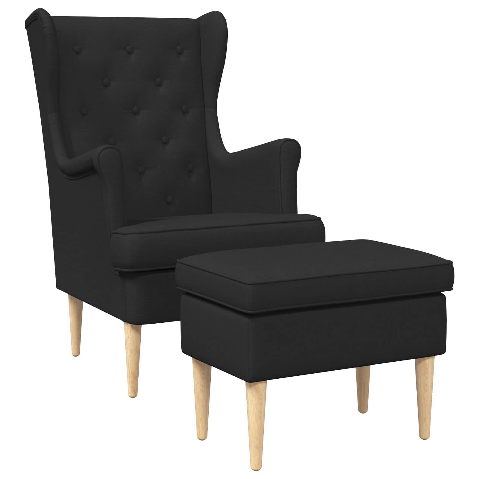 Schwarzer Wingback-Sessel mit passendem Hocker, beide gepolstert und auf hellen Holzbeinen erhöht, vor weißem Hintergrund dargestellt.
