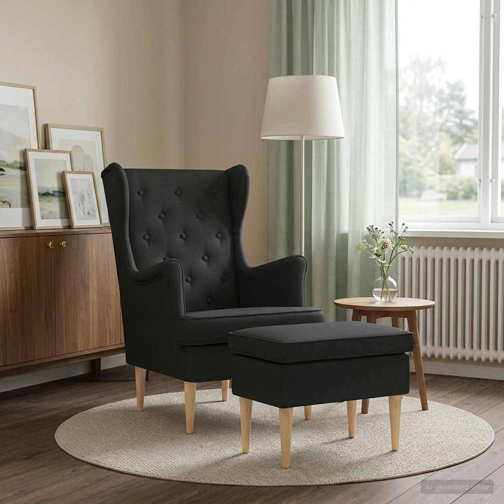 Schwarzer gepolsterter Wingback-Sessel mit passendem Ottomane in einem hellen Wohnzimmer, neben einem Beistelltisch, einer Stehlampe und einem Fenster.