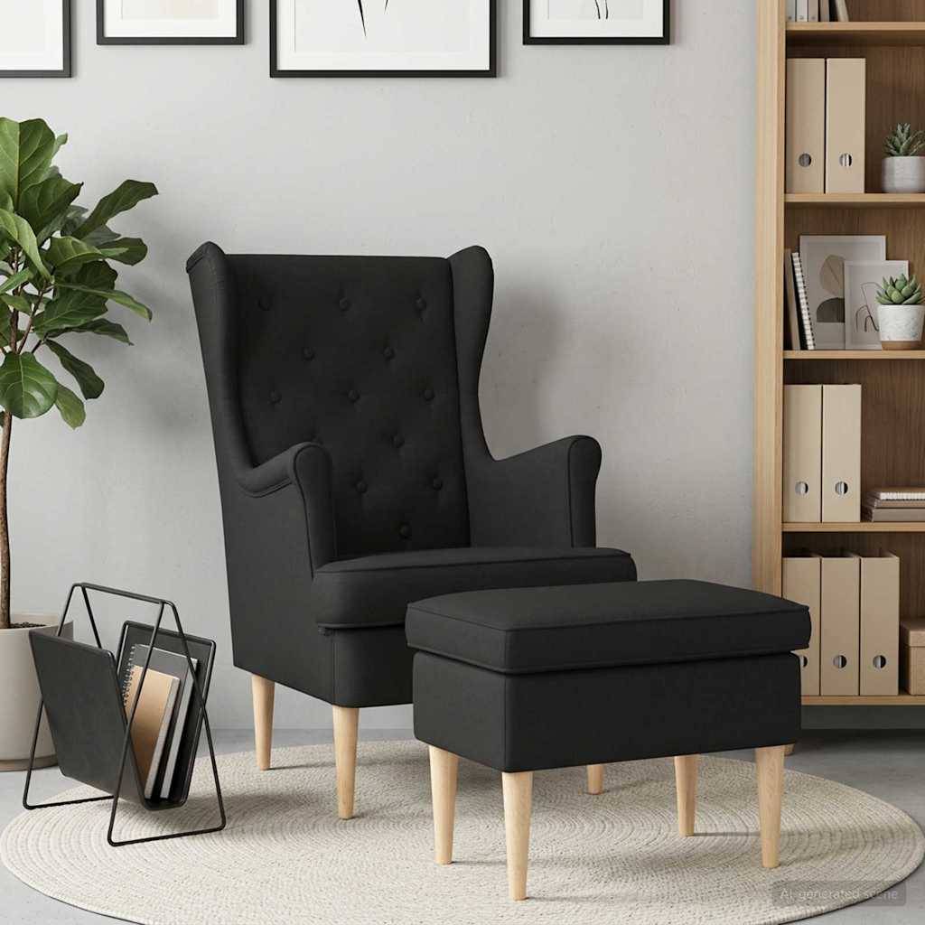 Schwarzer Wingback-Sessel mit passendem Hocker in einem modernen Wohnzimmer neben einer Pflanze, einem Magazinständer und einem Bücherregal.
