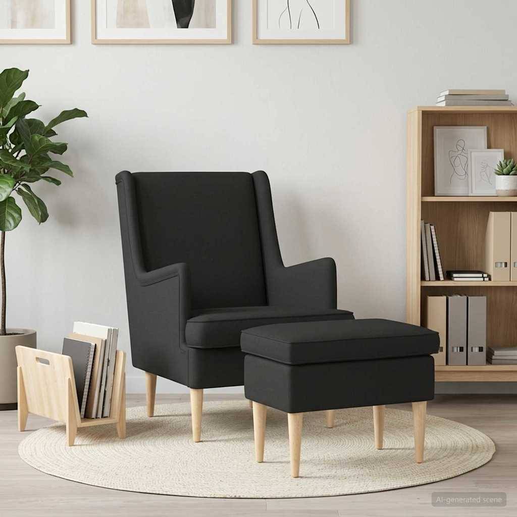 Moderner schwarzer Sessel mit passendem Fußhocker auf einem runden Teppich in einem minimalistischen Wohnzimmer, neben einer Pflanze und einem Holzbücherregal.
