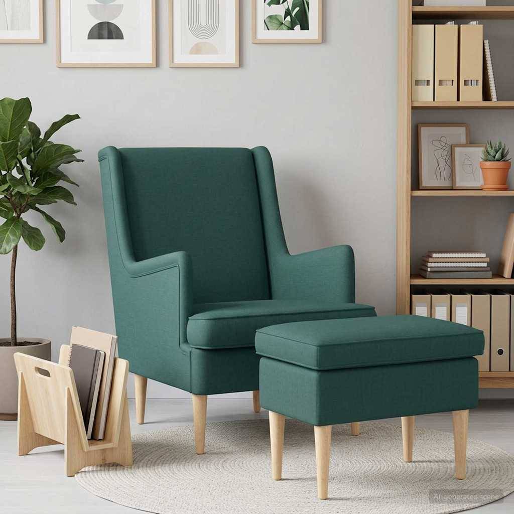 Grüner gepolsterter Sessel mit passendem Fußhocker in einem hellen Wohnzimmer, neben einem Bücherregal, einer Pflanze und Wandkunst.