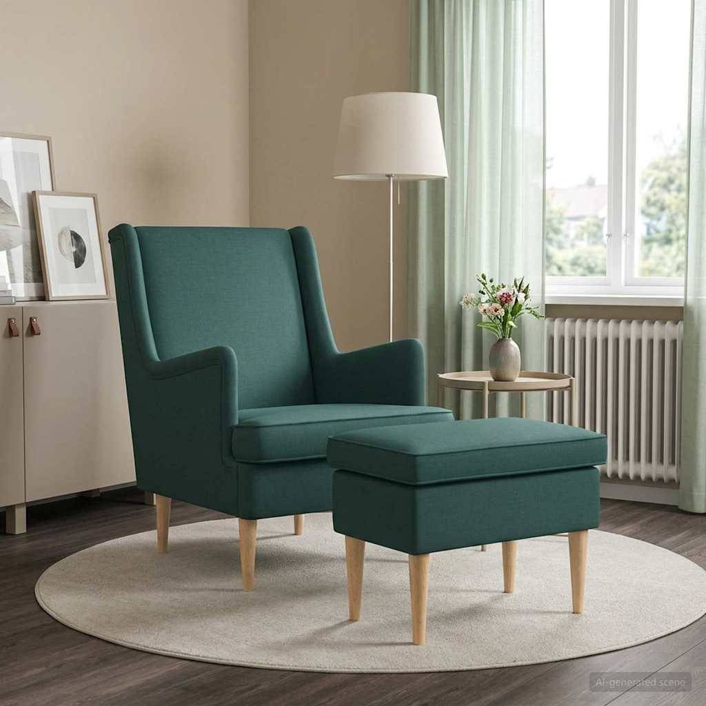 Teafarbener Sessel mit passendem Fußhocker in einem hellen Wohnzimmer, neben einer Stehlampe, Beistelltisch mit Blumen und Fenster mit transparenten Vorhängen.