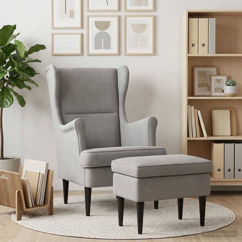Grauer gepolsterter Flügelsessel mit passendem Fußhocker in einem aufgeräumten modernen Wohnzimmer, Wandkunst im Rahmen, Bücherregal, Pflanze und Teppich.