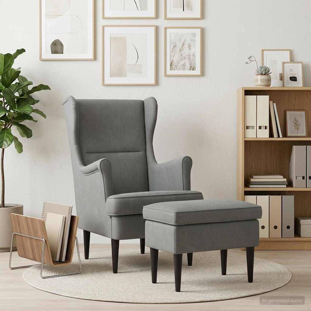Grauer Flügelsessel mit passendem Fußhocker in einem modernen Wohnzimmer, neben einem Bücherregal, einer Pflanze und einer Wandkunst auf einem runden Teppich.