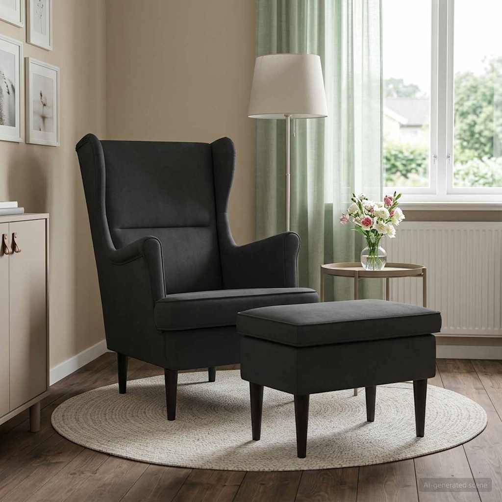 Schwarzer Wingback-Sessel mit passendem Fußhocker auf einem runden Teppich neben einem Beistelltisch, einer Lampe und Blumen in einem hellen Raum mit Fenstern.