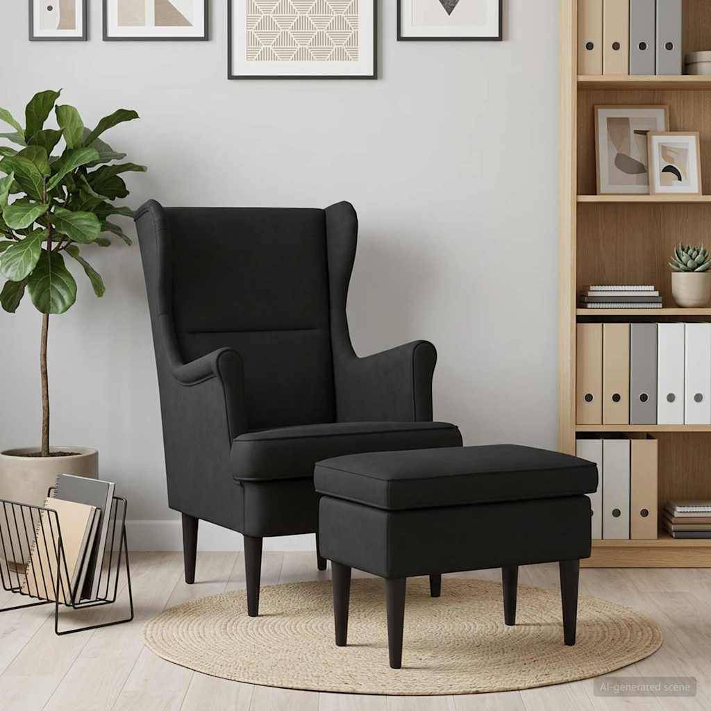 Schwarzer Ohrenlehnsessel mit passendem Fußhocker in einem modernen Wohnzimmer neben einer Pflanze und einem Bücherregal.