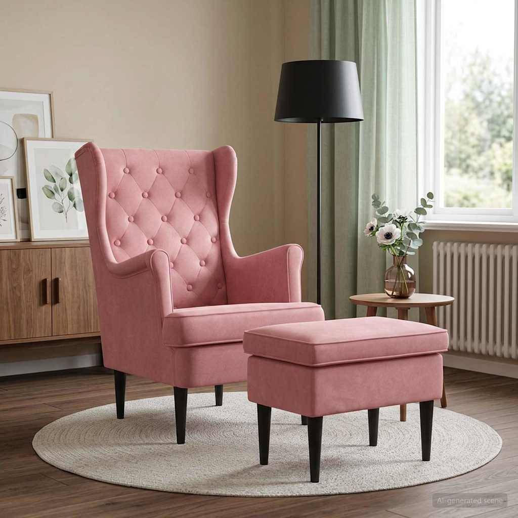 Rosa gepolsterter Ohrenlehnsessel mit passendem Hocker auf einem runden Teppich in einem hellen Wohnzimmer neben einem Fenster und einer Stehlampe.