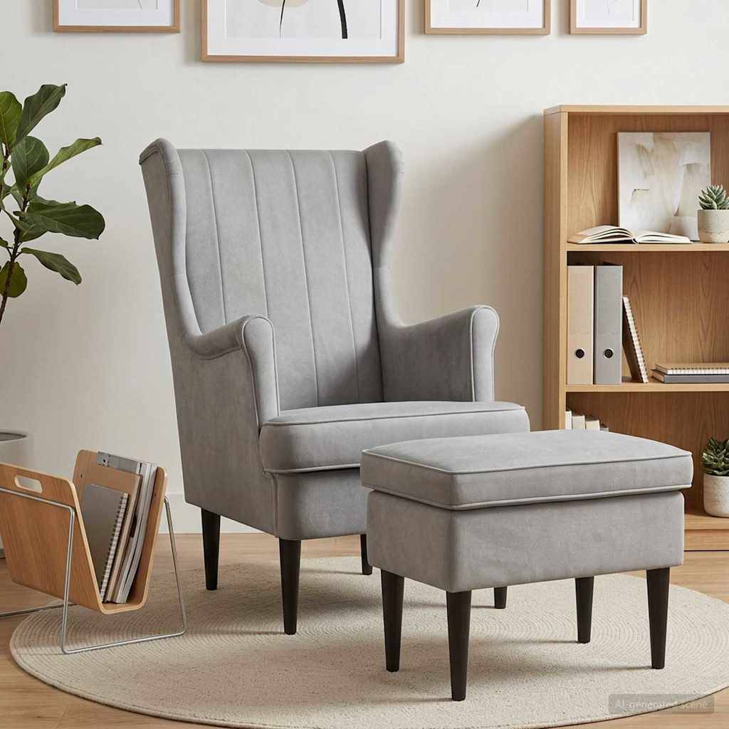 Grauer gepolsterter Ohrensessel mit passendem Hocker in einem hellen, minimalistischen Wohnzimmer mit Bücherregalen und Pflanzen.