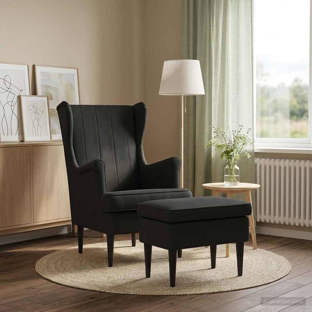 Schwarzer Ohrensessel mit passendem Fußhocker auf einem runden Teppich in einem hellen Wohnzimmer neben einer Stehleuchte, einem Beistelltisch, einem Fenster und einem Schrank.