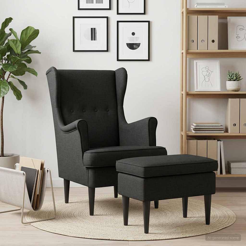 Dunkelgrauer gepolsterter Ohrensessel mit passendem Fußhocker in einem modernen Wohnzimmer neben einer Pflanze, einem Bücherregal und gerahmter Wandkunst.