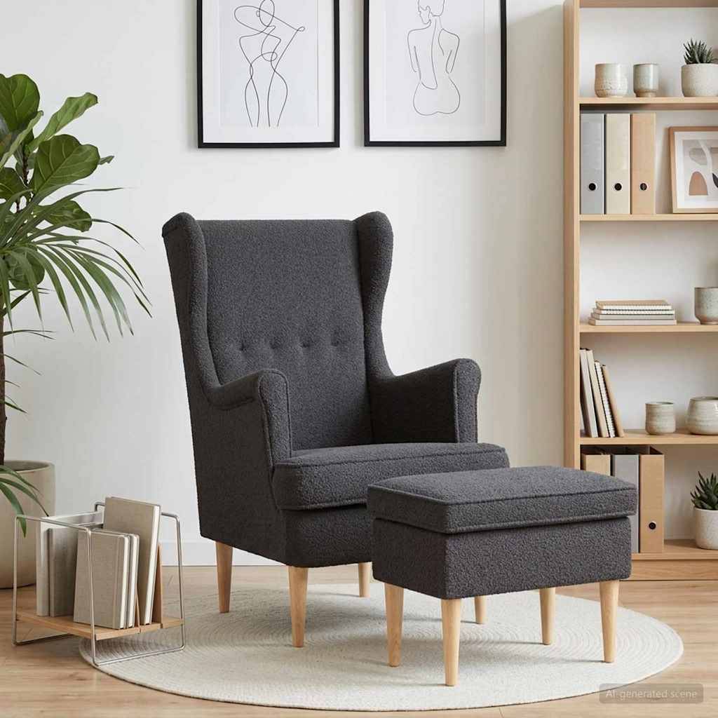 Dunkelgrauer gepolsterter Sessel mit passendem Fußhocker in einem hellen modernen Wohnzimmer, neben einer Pflanze und einem Regalsystem.