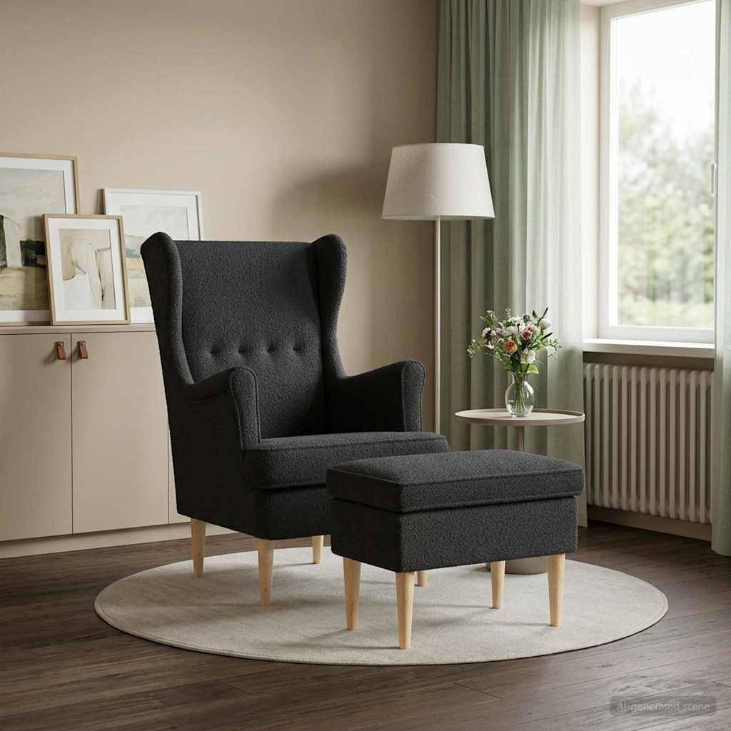 Schwarzer Wingback-Sessel mit passendem Fußhocker in einem minimalistischen Wohnzimmer neben einem Fenster, mit Stehleuchte, Beistelltisch und Teppich.