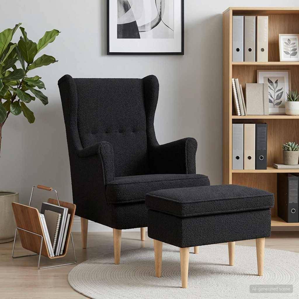 Schwarzer gepolsterter Ohrensessel mit passendem Fußhocker in einem modernen Wohnzimmer, neben einem Bücherregal und einer Topfpflanze.