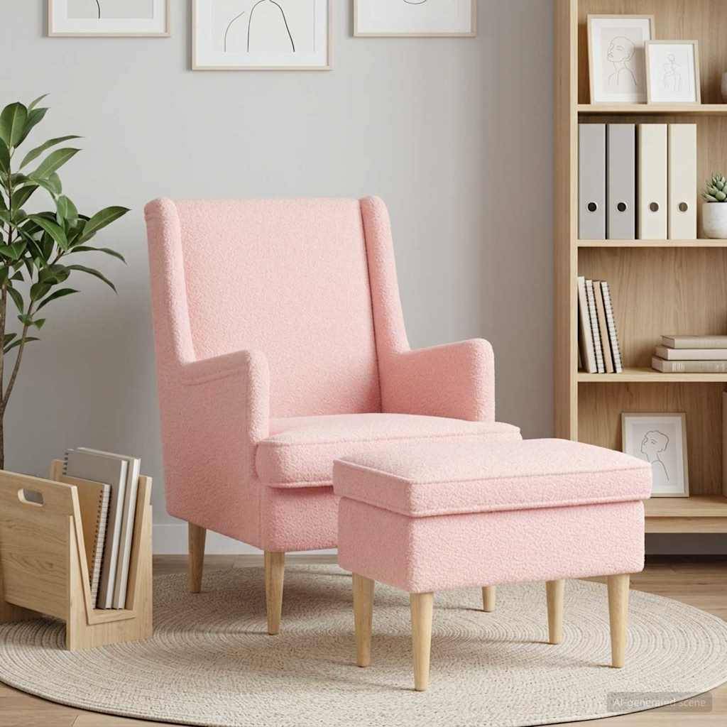 Rosa gepolsterter Sessel mit passendem Hocker in einem hellen, modernen Wohnzimmer mit Bücherregal, Pflanze und Rahmenkunst.