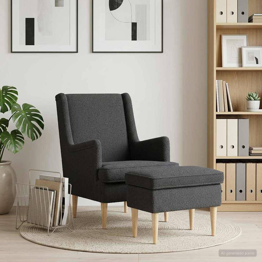Dunkelgrauer gepolsterter Sessel mit passendem Hocker auf einem runden Teppich in einem hellen Wohnzimmer, neben einer Pflanze und einem hölzernen Bücherregal.