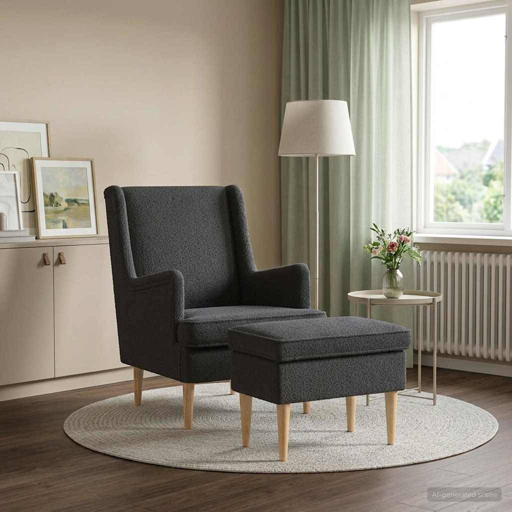 Dunkelgrauer Sessel mit passendem Fußhocker auf einem runden Teppich in einem hellen Wohnzimmer, neben einer Stehlampe, einem Beistelltisch, einem Fenster und einem Schrank.