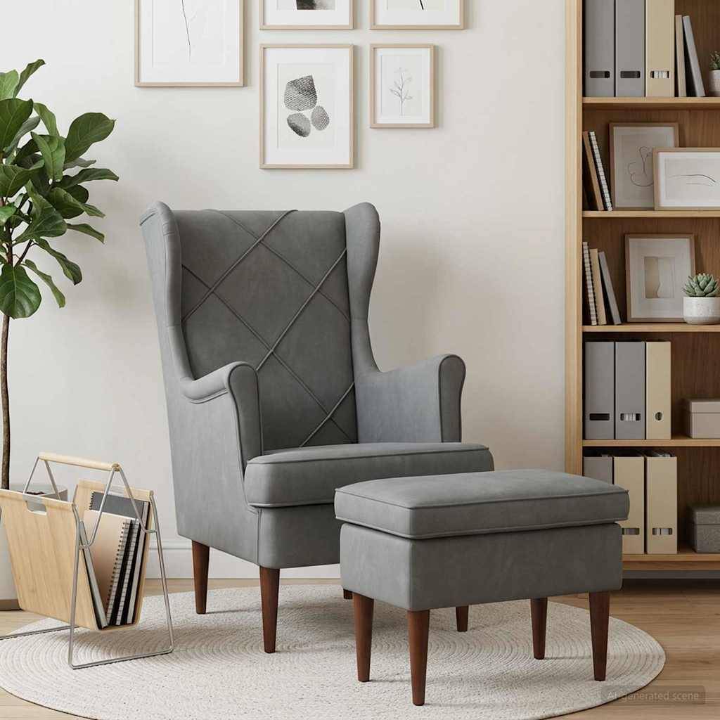 Grauer Ohrenpolstersessel mit passendem Fußhocker auf einem runden Teppich in einem modernen Wohnzimmer, neben einer Pflanze, einem Zeitschriftenständer und einem Bücherregal.