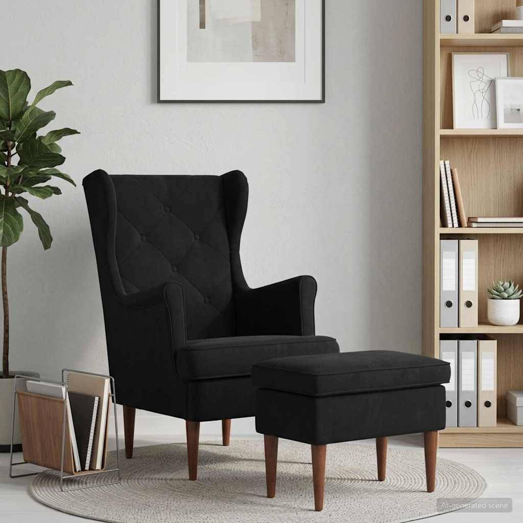 Schwarzer Ohrenlehnsessel mit passendem Hocker in einem modernen Wohnzimmer, neben einer Pflanze und einem Bücherregal auf einem runden Teppich.