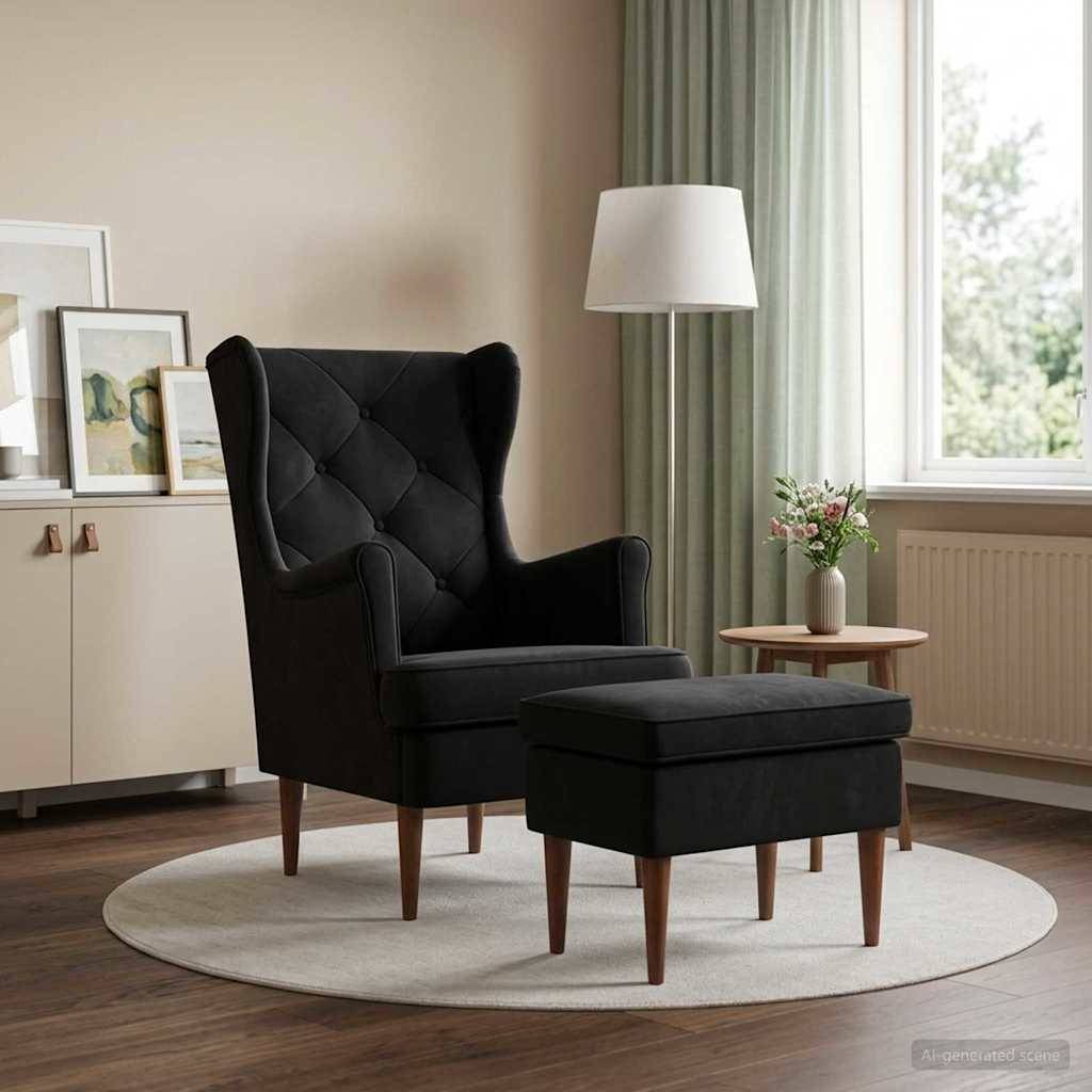 Schwarzer gesteppter Ohrensessel mit passendem Pouf auf einem runden Teppich in einem hellen Wohnzimmer, neben einem Beistelltisch, einer Lampe und einem Fenster.
