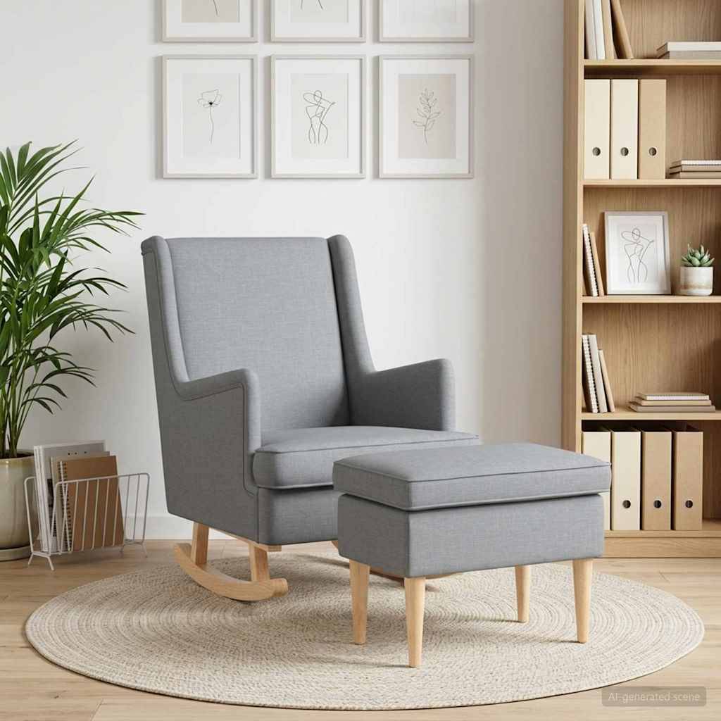 Grauer gepolsterter Schaukelstuhl mit passendem Fußhocker auf einem runden Teppich in einem hellen Wohnzimmer, neben einer Pflanze und einem Bücherregal.