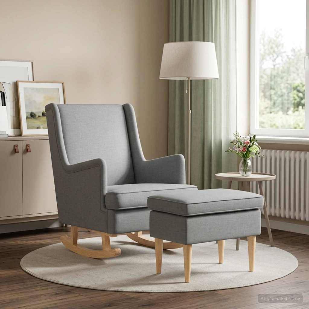 Grauer gepolsterter Sessel mit passendem Fußhocker in einem hellen Wohnzimmer, neben einer Stehleuchte, einem Fenster und einem kleinen Beistelltisch mit Blumen.