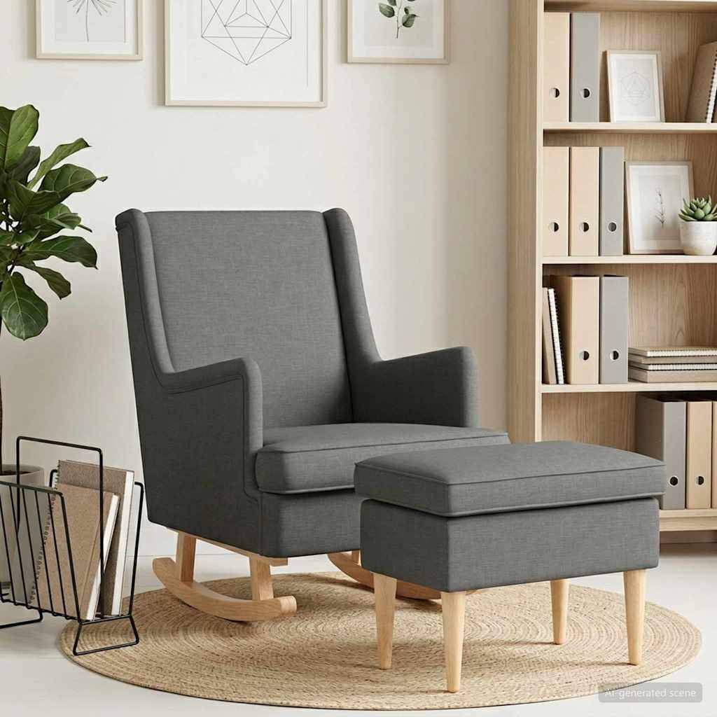 Grauer gepolsterter Schaukelstuhl mit passendem Fußhocker in einem hellen Wohnzimmer, neben einem Bücherregal und einer Pflanze auf einem runden geflochtenen Teppich.