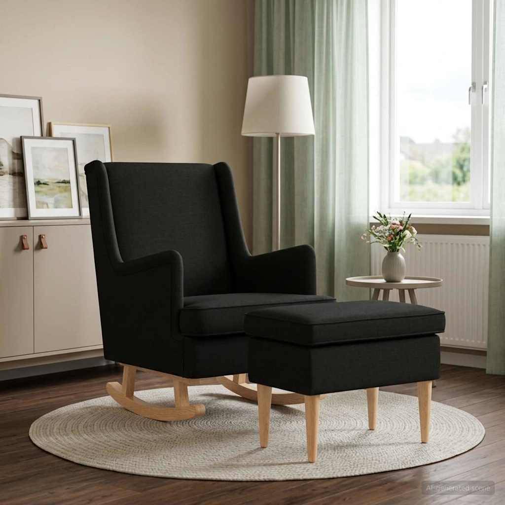 Schwarz gepolsterter Schaukelsessel mit passendem Fuß schemel in einem hellen Wohnzimmer neben einer Stehlampe und einem Fenster.