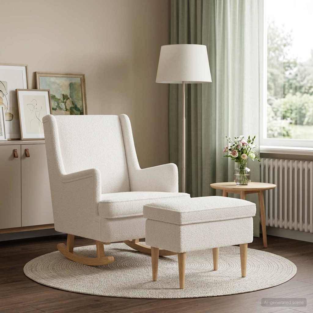 Gemütliches Wohnzimmer mit einem weißen Polster-Schaukelsessel und passendem Fußhocker neben einem kleinen Beistelltisch, einer Stehlampe und einem Fenster.