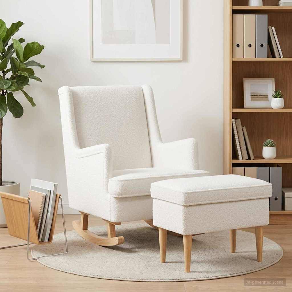 Weißer Schaukelstuhl mit passendem Fußhocker in einem hellen Wohnzimmer, neben einer Pflanze, einem Bücherregal und einem Zeitschriftenständer auf einem runden Teppich.